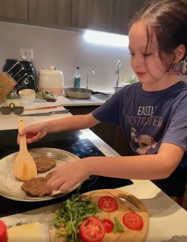 Sao việt cho con ăn chay quý tử tóc dài của hồng nhung tự vào bếp cặp sinh đôi nhà hồ ngọc hà chăm đi chùa - 3