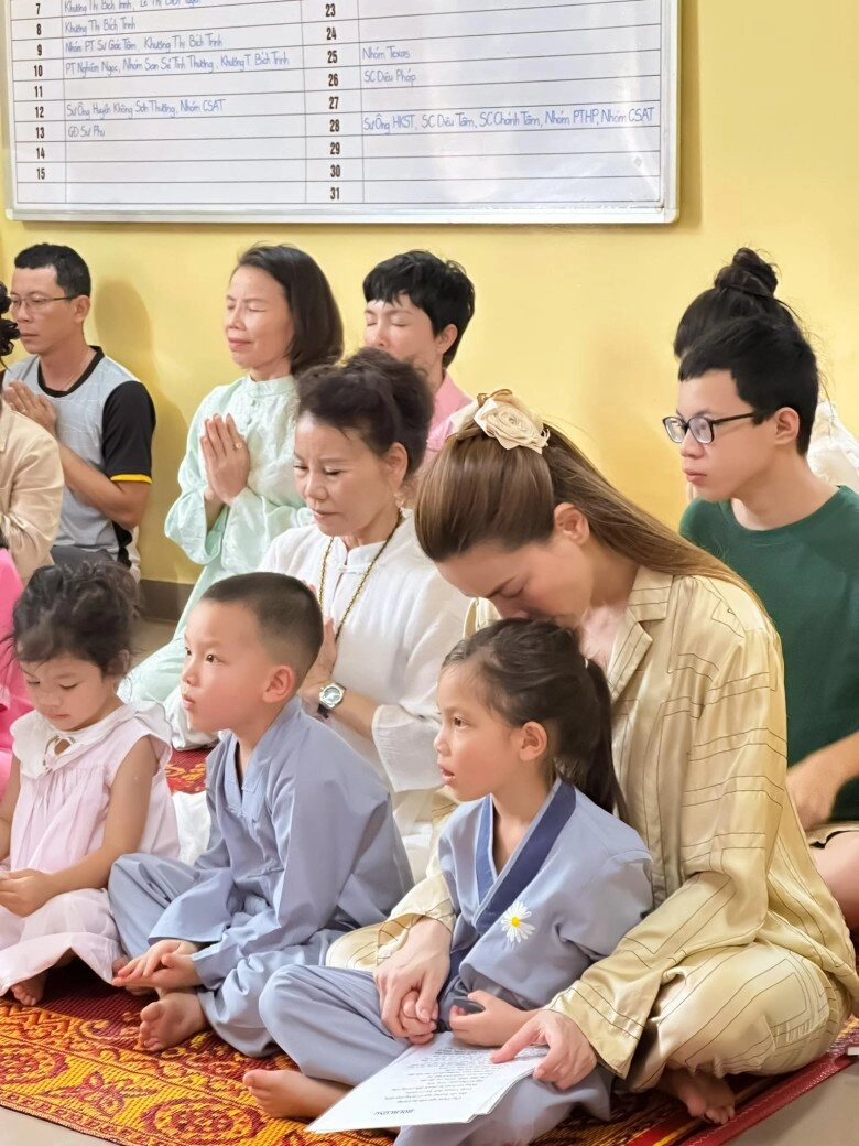 Sao việt cho con ăn chay quý tử tóc dài của hồng nhung tự vào bếp cặp sinh đôi nhà hồ ngọc hà chăm đi chùa - 6