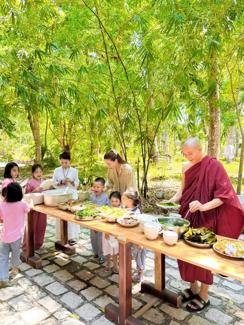 Sao việt cho con ăn chay quý tử tóc dài của hồng nhung tự vào bếp cặp sinh đôi nhà hồ ngọc hà chăm đi chùa - 7