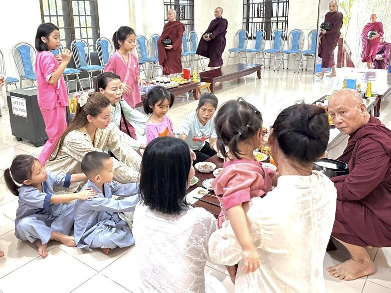Sao việt cho con ăn chay quý tử tóc dài của hồng nhung tự vào bếp cặp sinh đôi nhà hồ ngọc hà chăm đi chùa - 8