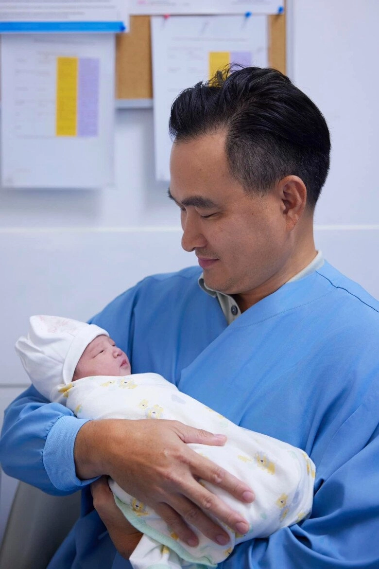 Sao việt chung cảnh cha già con mọn chi bảo chăm con gái duy nhất cực khéo bằng kiều đưa quý tử đi diễn cùng - 1