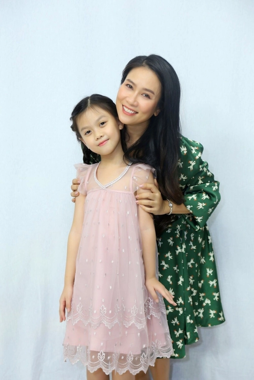 Sao việt cưới ông xã làm trong ngành giáo dục nsưt vân khánh lấy giảng viên quảng trị chồng việt hương là giáo sư ở mỹ - 3