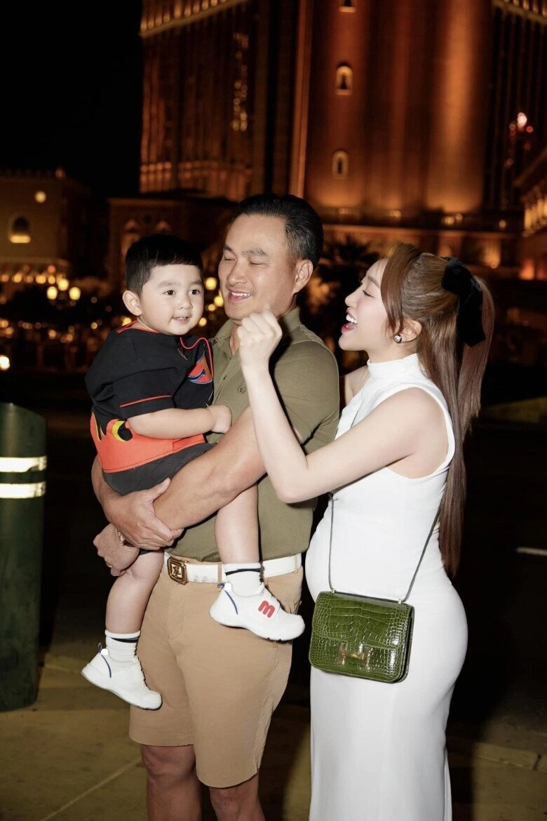Sao việt đủ nếp đủ tẻ trong năm rồng phương oanh - sam sinh đôi cặp long phượng hà anh có 2 con lai tây - 10