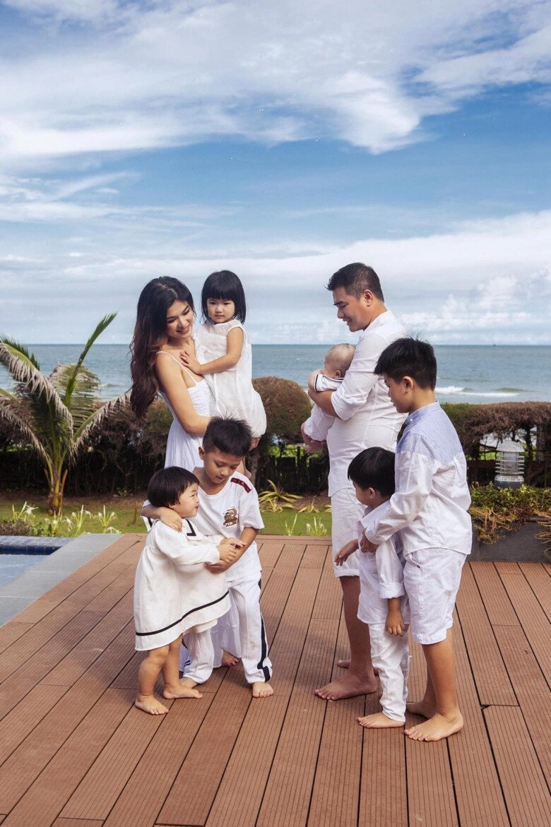 Sao việt đưa con đi xét nghiệm adn vợ quý bình công bố kết quả sau khi chồng qua đời long nhật ôm bà xã khóc - 12
