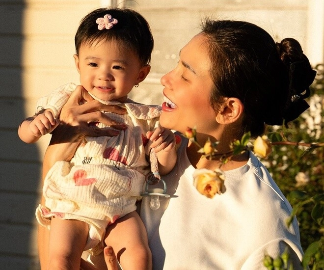 Sao việt đưa con sang mỹ đoàn tụ ông bà 2 quý tử đinh ngọc diệp giống ông ái nữ võ hoàng yến ra mắt gia đình nội - 1
