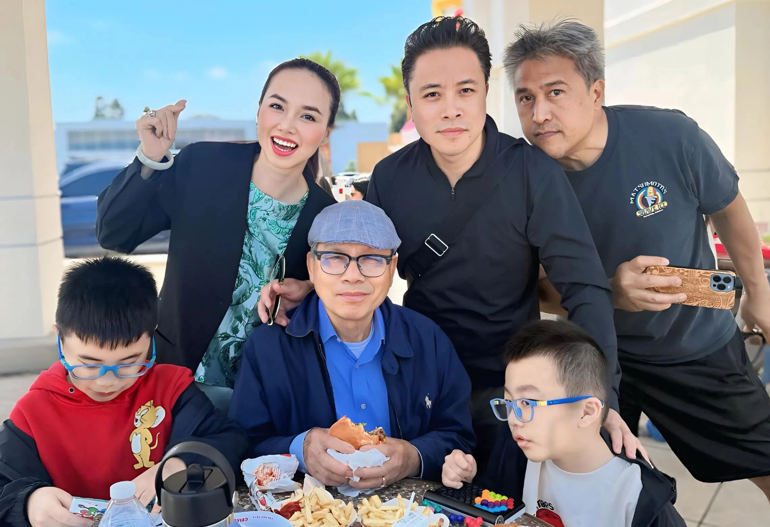 Sao việt đưa con sang mỹ đoàn tụ ông bà 2 quý tử đinh ngọc diệp giống ông ái nữ võ hoàng yến ra mắt gia đình nội - 5
