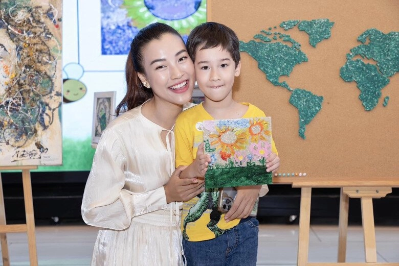 Sao việt làm mẹ đơn thân nuôi con lai tây thảo trang dạy quý tử chu toàn elly trần trẻ trung sau biến cố - 12