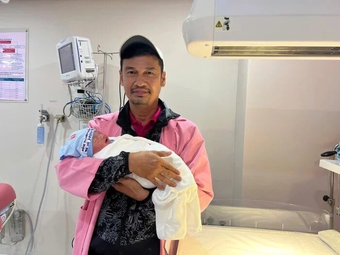 Sao việt ngoài 50 tuổi có con với vợ trẻ vợ kém 26 tuổi của tiết cương vướng thị phi lam trường sang mỹ đón con - 2