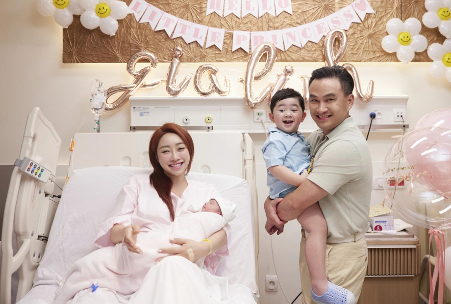 Sao việt ngoài 50 tuổi có con với vợ trẻ vợ kém 26 tuổi của tiết cương vướng thị phi lam trường sang mỹ đón con - 12