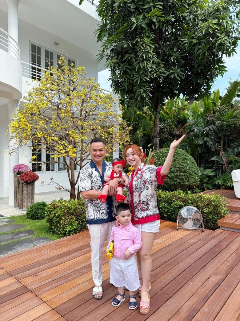 Sao việt ngoài 50 tuổi có con với vợ trẻ vợ kém 26 tuổi của tiết cương vướng thị phi lam trường sang mỹ đón con - 13
