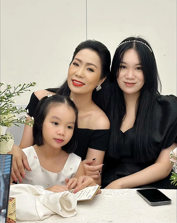 Sao việt sinh con ở tuổi 40 nsnd hồng vân không sồ sề hồng nhung bị đồn thuê người đẻ hộ vì dáng quá nuột - 14