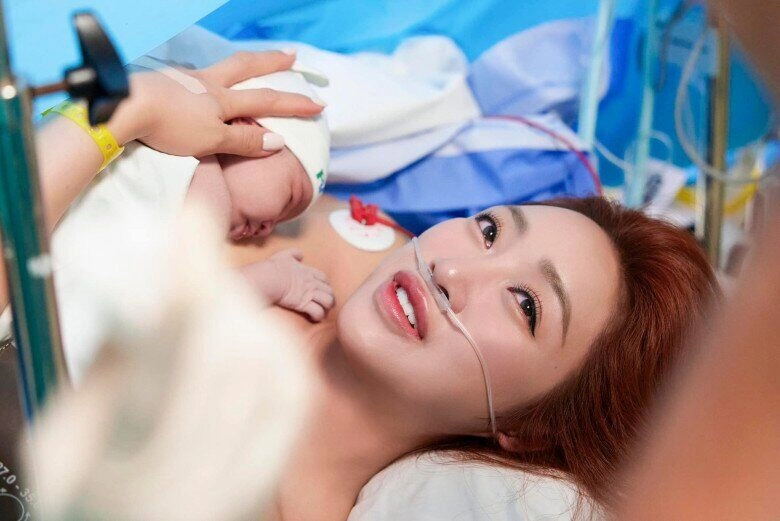 Sao việt vào phòng đẻ nhưng trang điểm như đi sự kiện vợ trẻ chi bảo rạng rỡ tóc bồng bềnh khi vượt cạn - 7