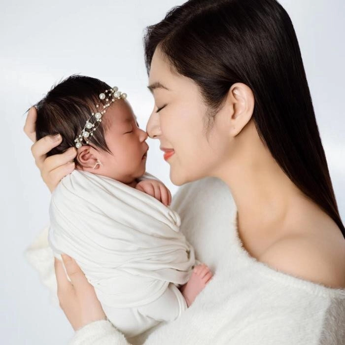 Sao việt vào phòng đẻ nhưng trang điểm như đi sự kiện vợ trẻ chi bảo rạng rỡ tóc bồng bềnh khi vượt cạn - 16