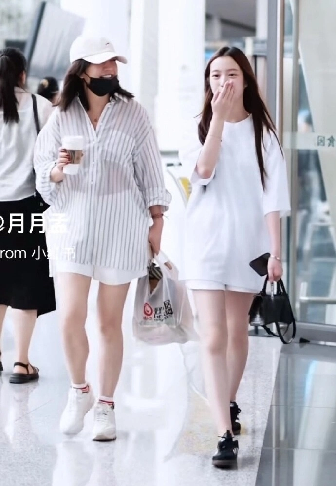 Sau biến cố bố mẹ ly hôn con gái triệu vy gây bất ngờ với diện mạo lạ ở sân bay hoàn toàn đã lộ mặt với mọi người - 1