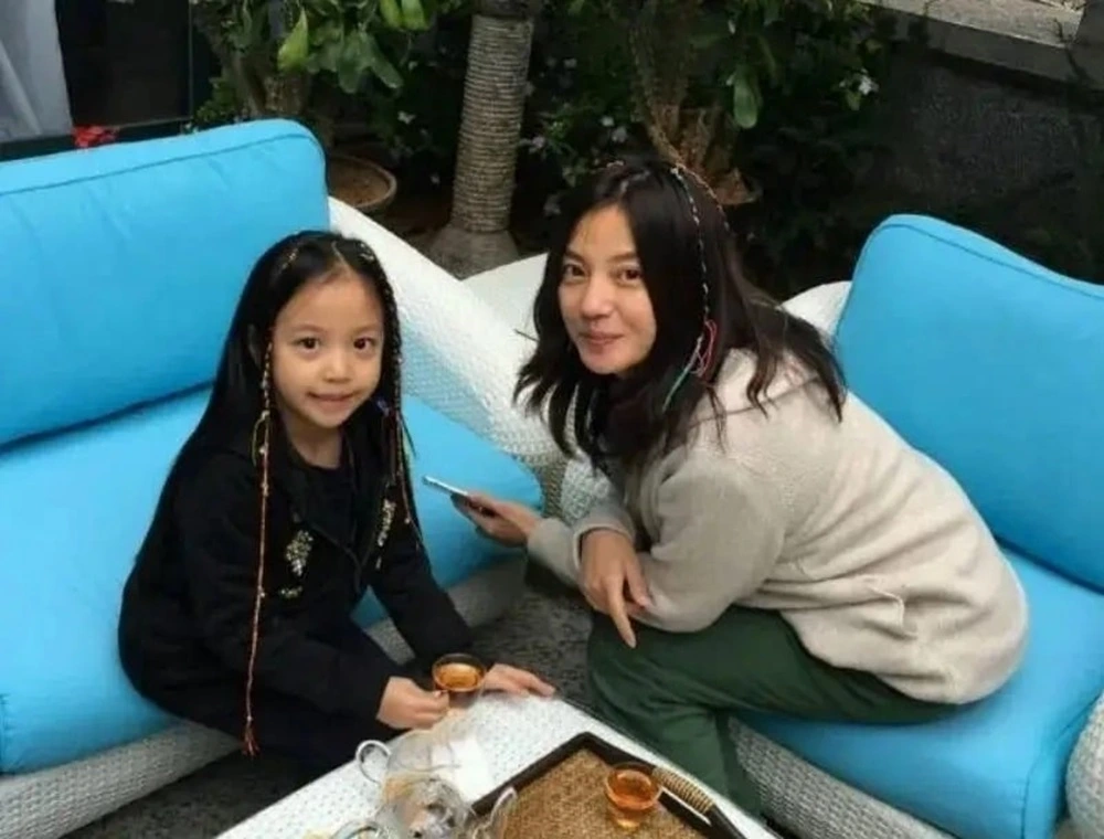 Sau biến cố bố mẹ ly hôn con gái triệu vy gây bất ngờ với diện mạo lạ ở sân bay hoàn toàn đã lộ mặt với mọi người - 4