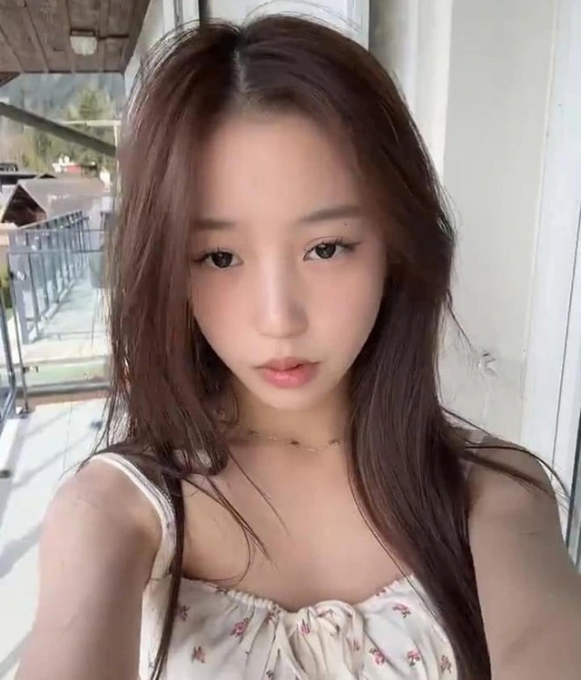 Sau biến cố bố mẹ ly hôn con gái triệu vy gây bất ngờ với diện mạo lạ ở sân bay hoàn toàn đã lộ mặt với mọi người - 6