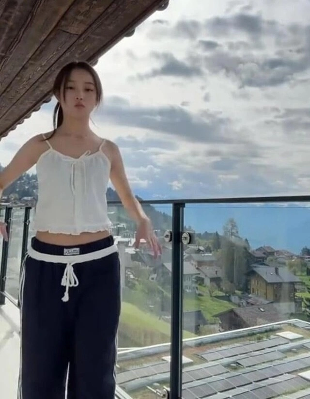 Sau biến cố bố mẹ ly hôn con gái triệu vy gây bất ngờ với diện mạo lạ ở sân bay hoàn toàn đã lộ mặt với mọi người - 7