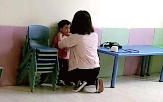 Sau giấc ngủ trưa ở trường mẫu giáo người mẹ phát hiện mông con có nhiều vết bầm tím biết lý do liền kiện hiệu trưởng - 2