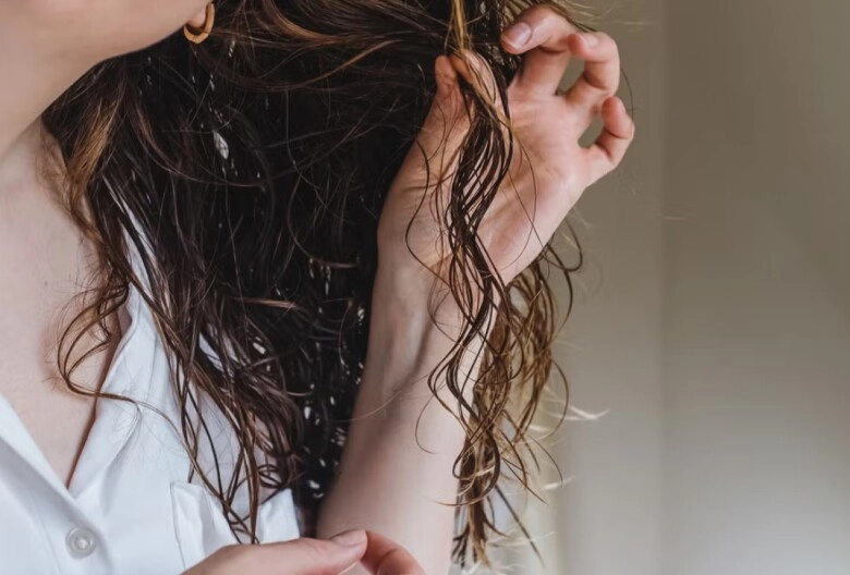 Sấy tóc hay để khô tự nhiên để tóc mượt ít rụng với kiểu người này không sấy tóc sẽ dễ hư tổn nặng nề - 2