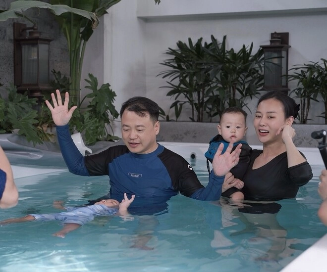 Phương oanh - shark bình khoe cặp song sinh hơn 1 tuổi đã biết nổi trên mặt nước quý tử jimmy bản lĩnh hệt bố - 1