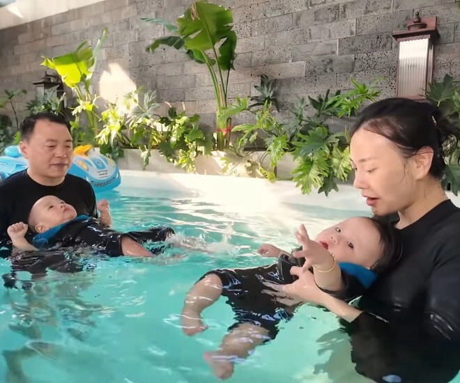 Shark bình đích thân huấn luyện tập bơi cho cặp song sinh mướt mồ hôi vẫn khen cá mập con là truyền nhân của bố - 1