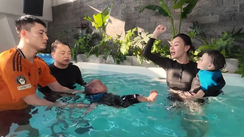 Shark bình đích thân huấn luyện tập bơi cho cặp song sinh mướt mồ hôi vẫn khen cá mập con là truyền nhân của bố - 2