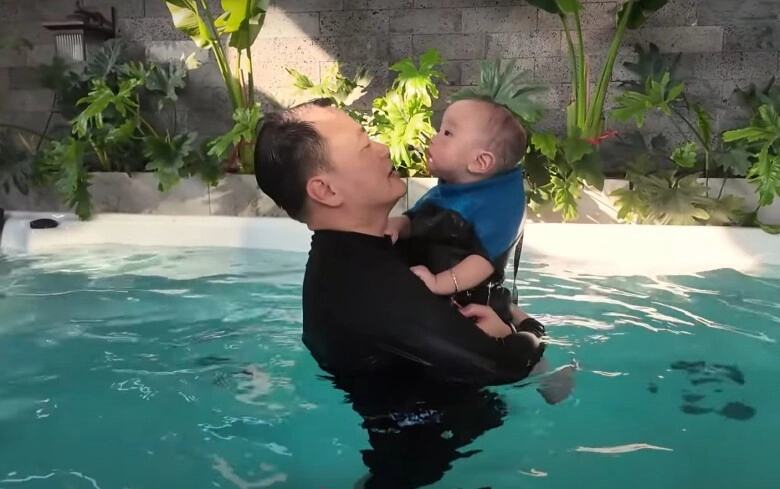 Shark bình đích thân huấn luyện tập bơi cho cặp song sinh mướt mồ hôi vẫn khen cá mập con là truyền nhân của bố - 4