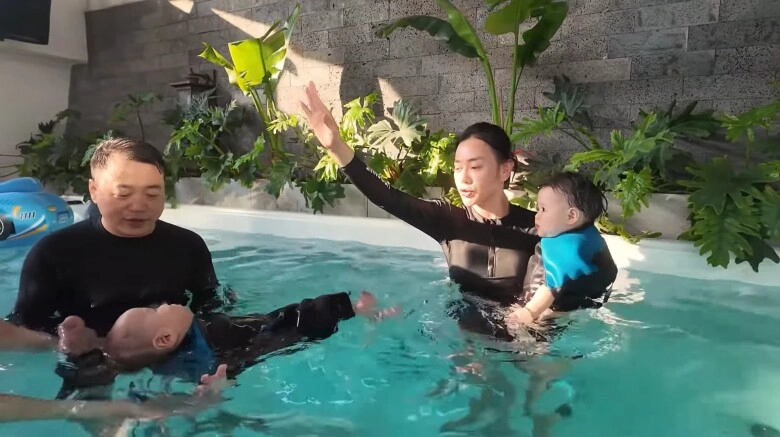 Shark bình đích thân huấn luyện tập bơi cho cặp song sinh mướt mồ hôi vẫn khen cá mập con là truyền nhân của bố - 5