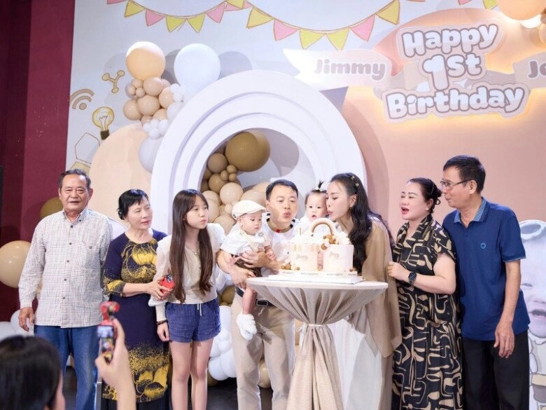 Phương oanh tự lái siêu xe đưa đón 2 con song sinh mách mẹo làm vợ từ ngày lấy shark bình - 7