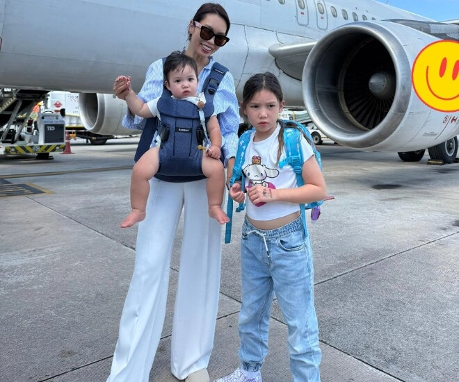Siêu mẫu hà anh đưa gia đình đi du lịch nhưng bị lùi chuyến hơn 6 tiếng phải chăm con nhỏ ngay tại sân bay - 1
