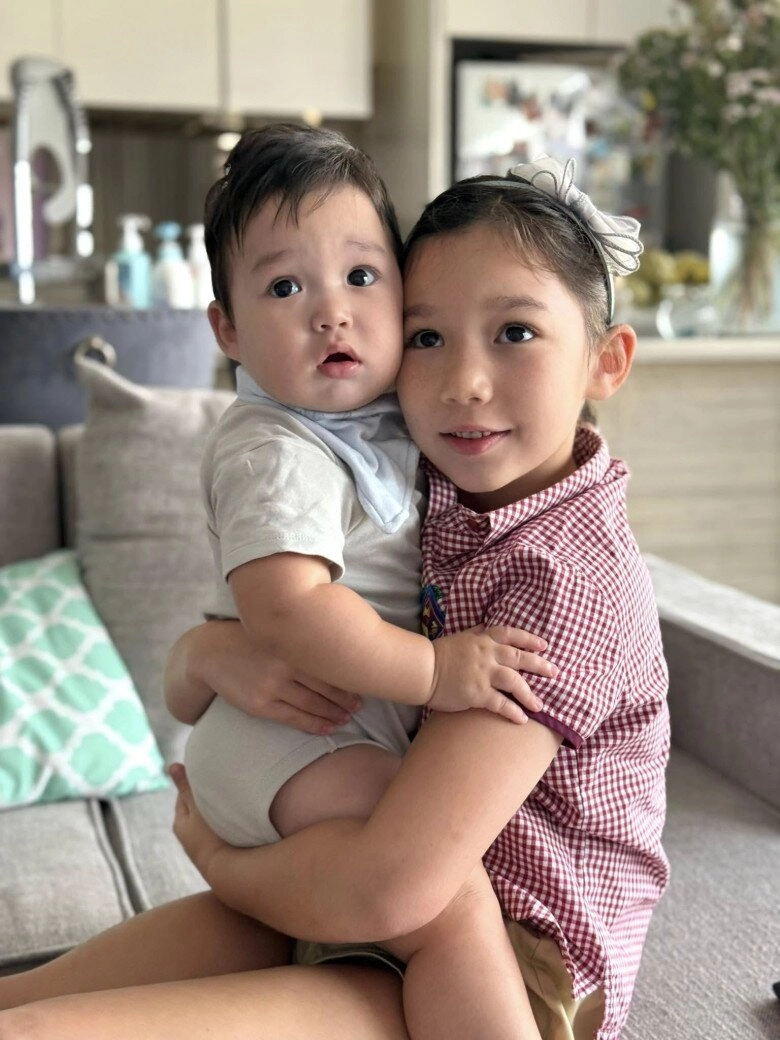 Siêu mẫu hà anh đưa gia đình đi du lịch nhưng bị lùi chuyến hơn 6 tiếng phải chăm con nhỏ ngay tại sân bay - 7