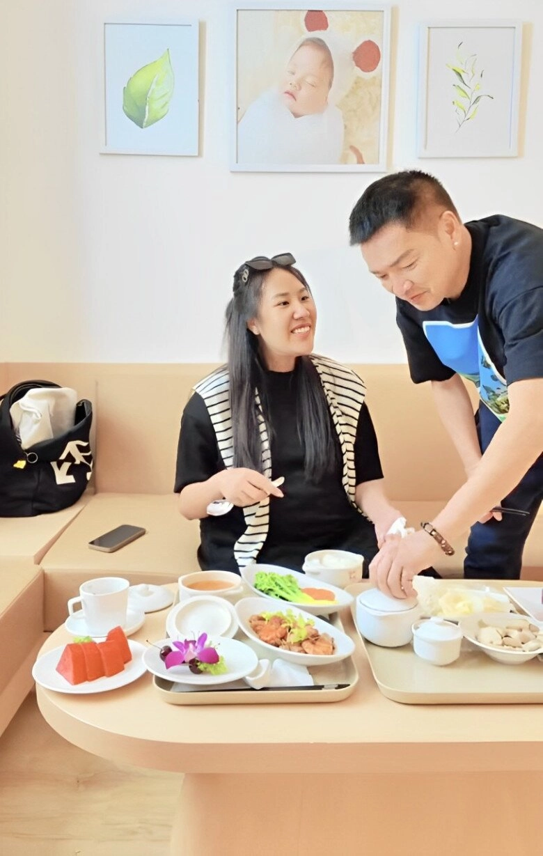 Quang minh khoe cảnh vợ trẻ cho con ti sữa bố bỉm tất bật từ lúc bà xã vỡ chum đến ngày ở cữ - 4