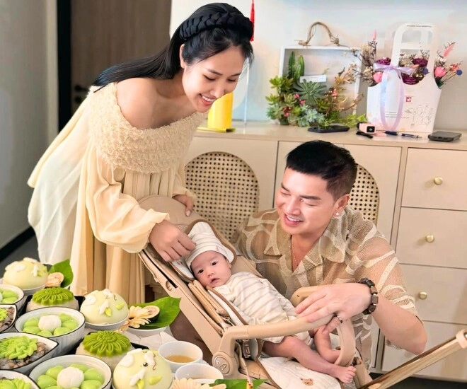 Quang minh cùng vợ mới bế con trai 1 tháng tuổi đi lễ chùa u70 đứng cạnh bà xã 28 tuổi vẫn xứng đôi - 2