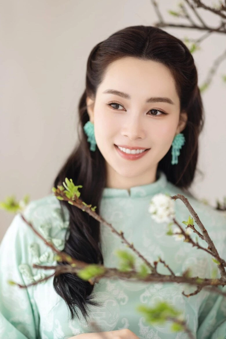 Soi ảnh đặng thu thảo ở hiện tại và quá khứ thấy ngay điểm chỉnh sửa đầu tiên trên gương mặt - 1