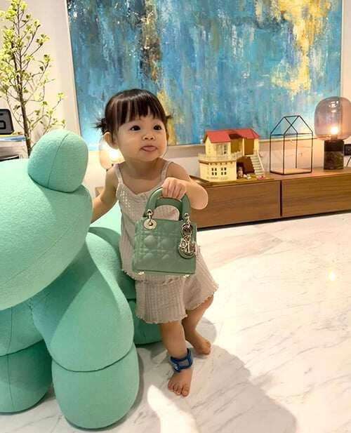 Soi đồ hiệu của 2 ái nữ nhà sao việt sắp học chung trường quốc tế sở hữu bst túi gần 700 triệu diện đồ của giới siêu giàu - 24