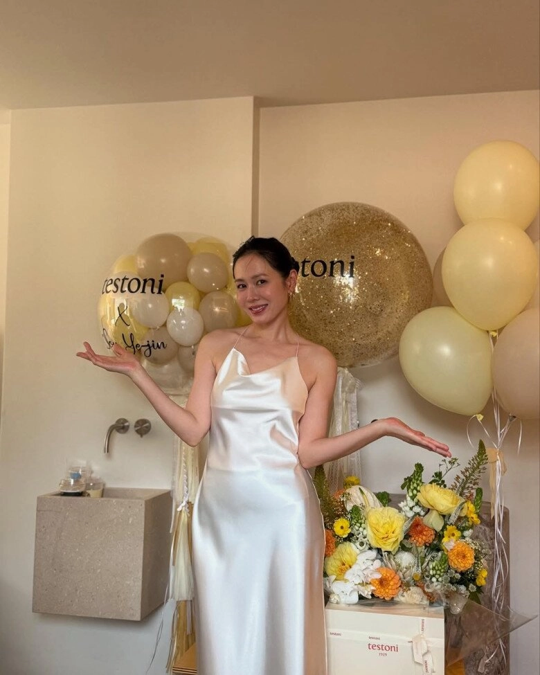 Son ye jin khoe sắc vóc rạng rỡ ở tuổi u50 lần hiếm hoi diện kiểu trang phục này khiến dân tình đứng ngồi không yên - 2