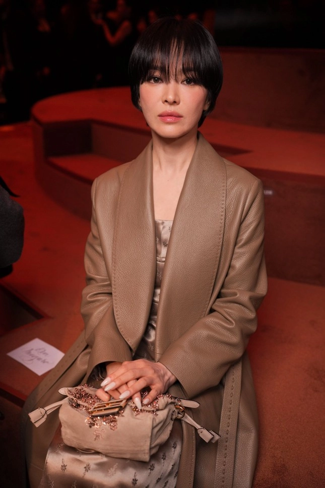 Song hye kyo hóa tổng tài quyền lực nhưng có điểm hơi tiếc tại show fendi - 2