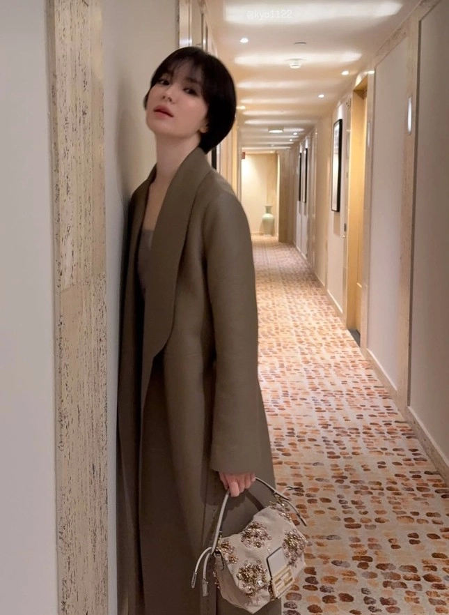 Song hye kyo hóa tổng tài quyền lực nhưng có điểm hơi tiếc tại show fendi - 5