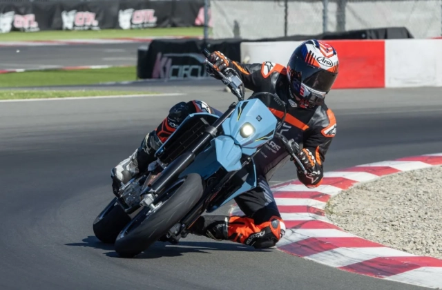 Suzuki dr-z4sm 2025 chiến binh supermoto trở lại vui hết ga nhưng vẫn còn vài tật xấu - 1