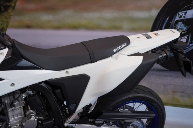 Suzuki dr-z4sm 2025 huyền thoại supermoto tái xuất chất như ngày nào - 5
