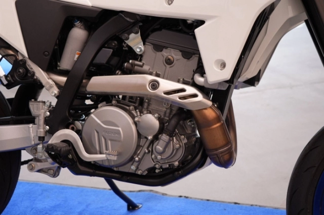 Suzuki dr-z4sm 2025 huyền thoại supermoto tái xuất chất như ngày nào - 6