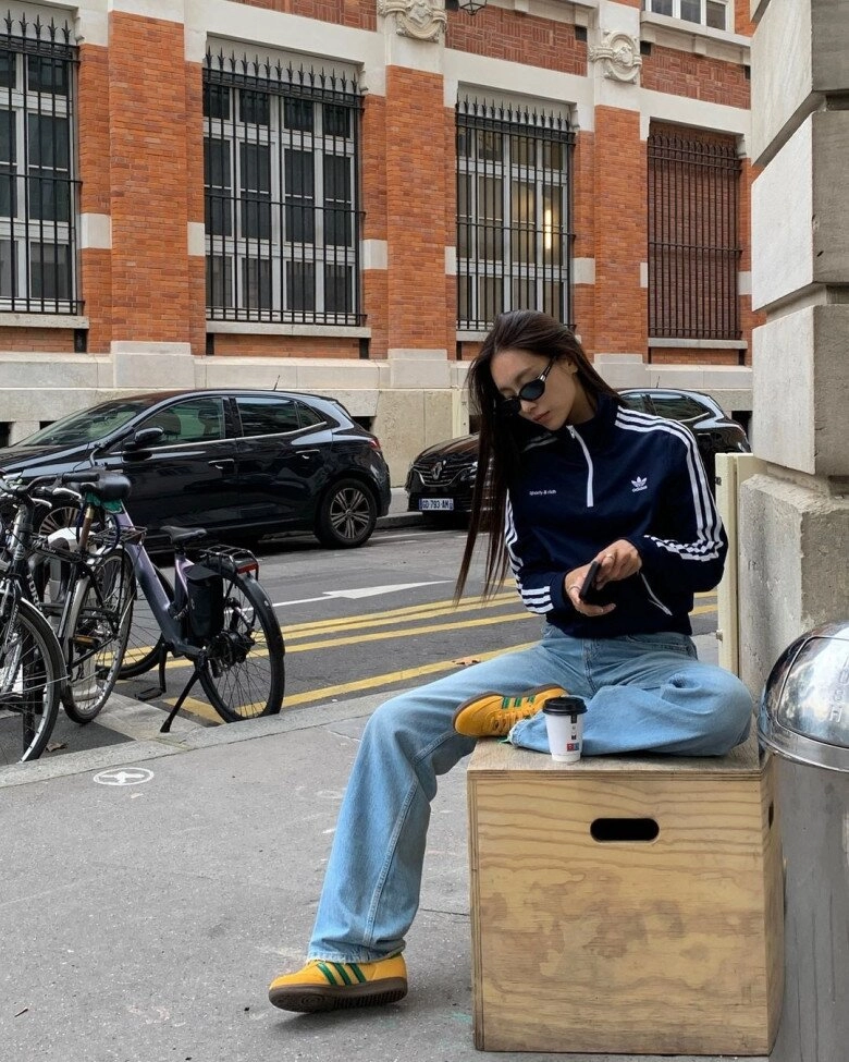 Tại sao giày thể thao trắng bị xếp xó khi diện với quần jeans phụ nữ 30 sành thời trang thích 4 kiểu này hơn - 13
