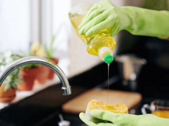 Tại sao không nên đổ trực tiếp xà phòng rửa bát lên giẻ nghe lý do tôi hối hận vì đã không nhận ra sớm - 1