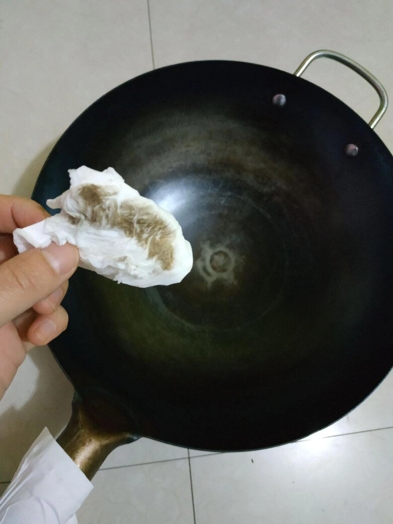 Tại sao không nên rửa nồi dính dầu mỡ bằng nước nóng tôi làm sai bao năm nay mà không biết - 3