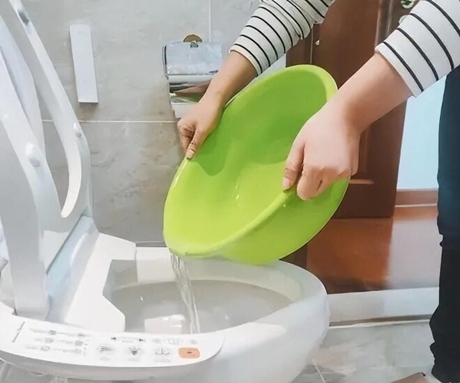 Tại sao không nên xả bồn cầu bằng cách đổ nước vào chuyên gia bảo trì cảnh báo nguy hiểm - 1