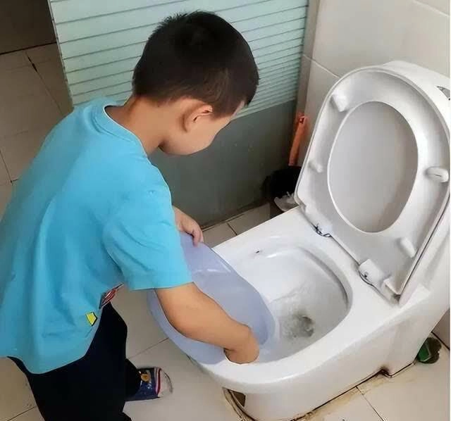 Tại sao không nên xả bồn cầu bằng cách đổ nước vào chuyên gia bảo trì cảnh báo nguy hiểm - 2