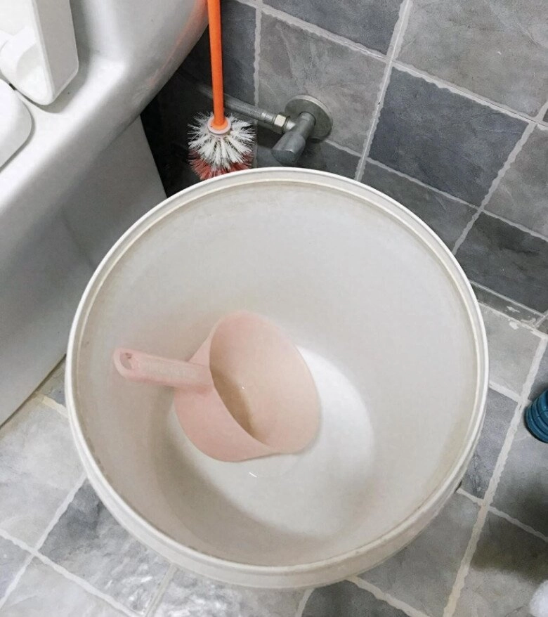 Tại sao không nên xả bồn cầu bằng cách đổ nước vào chuyên gia bảo trì cảnh báo nguy hiểm - 3