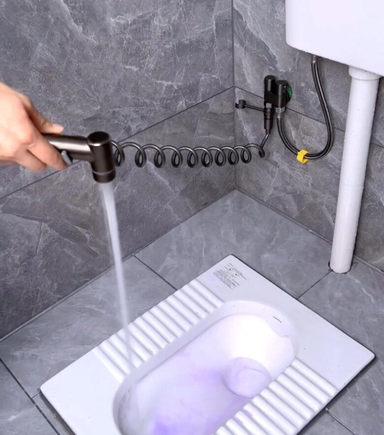 Tại sao không nên xả bồn cầu bằng cách đổ nước vào chuyên gia bảo trì cảnh báo nguy hiểm - 9