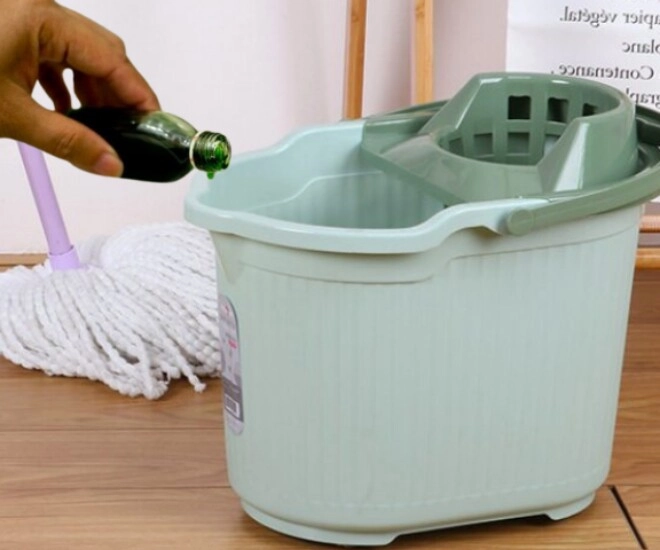 Tại sao nên nhỏ vài giọt dầu gió vào nước lau nhà lợi đủ đường nhưng tiếc là giờ tôi mới biết - 1