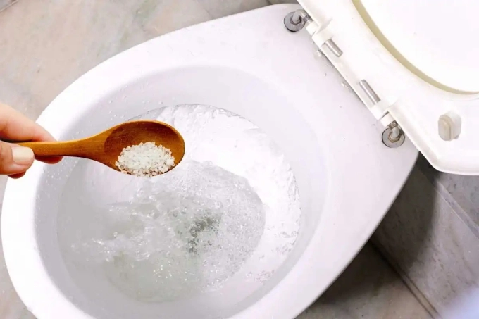 Tại sao nên rắc muối vào bồn cầu - 1